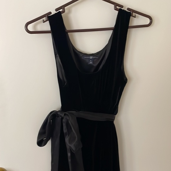Gap black Velvet sleeveless dress perfect for parties and holidays - Picture 2 of 5
